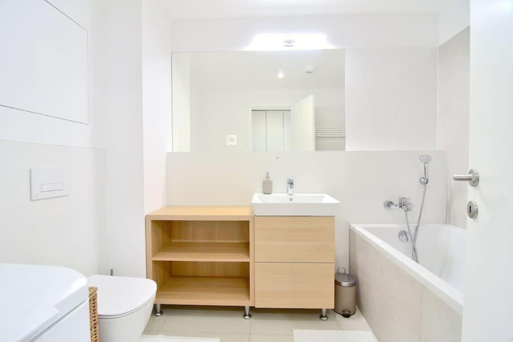 Downtown Charm With Free Parking Spot Apartamento Bratislava Exterior foto